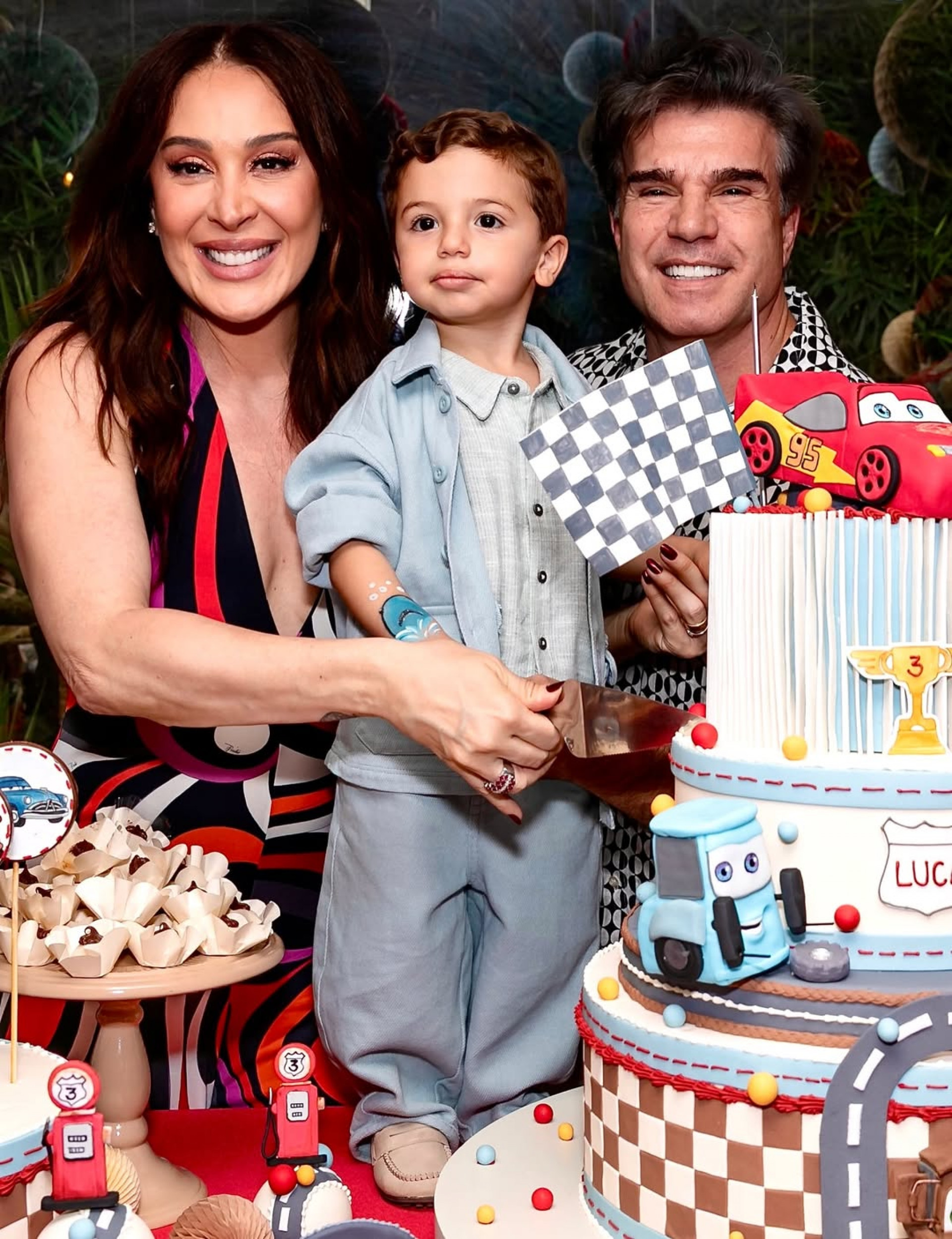 Após festa em Lisboa, Claudia Raia comemora aniversário do filho caçula no Brasil