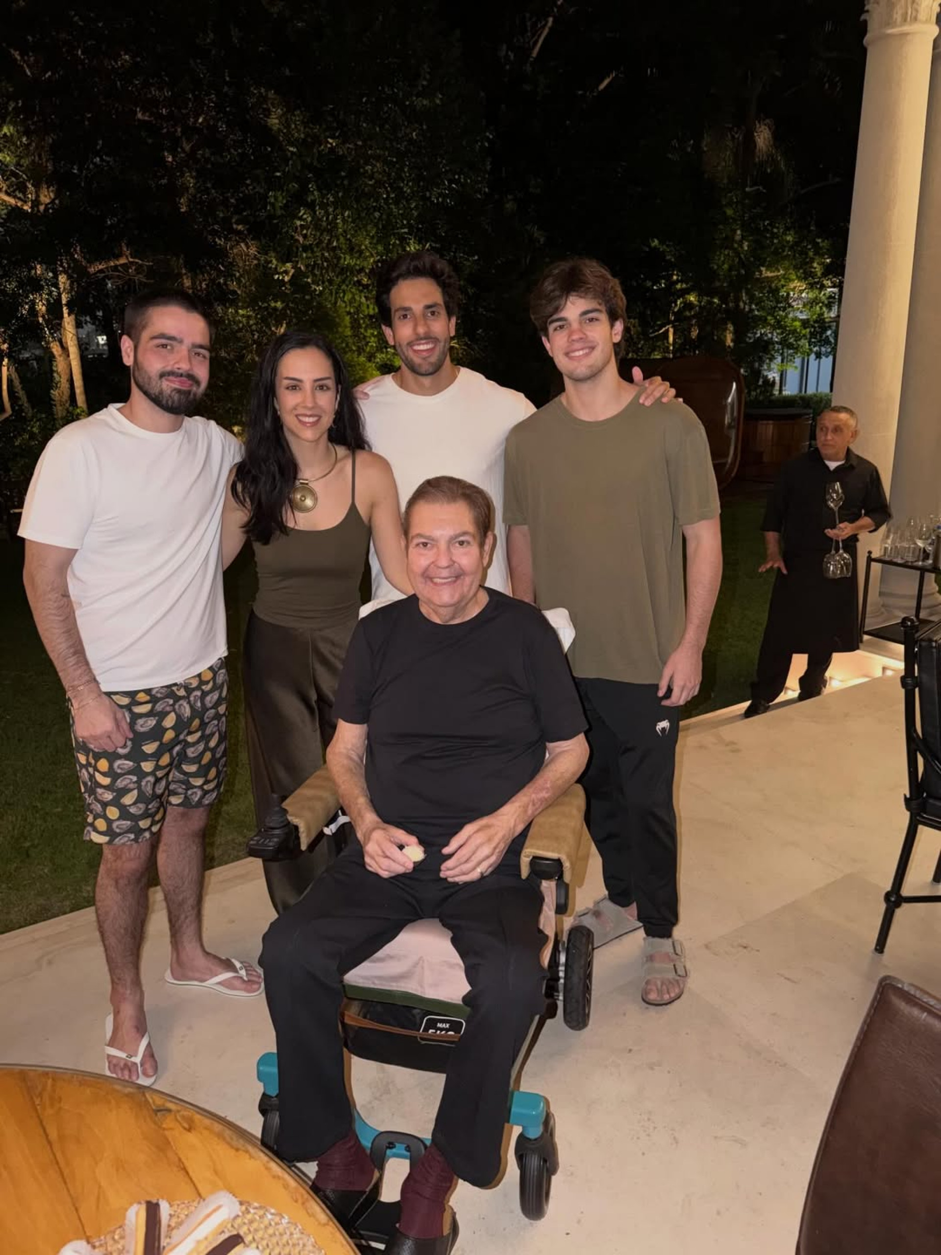 Faustão posa para foto ao lado dos filhos e do genro - Reprodução do Instagram