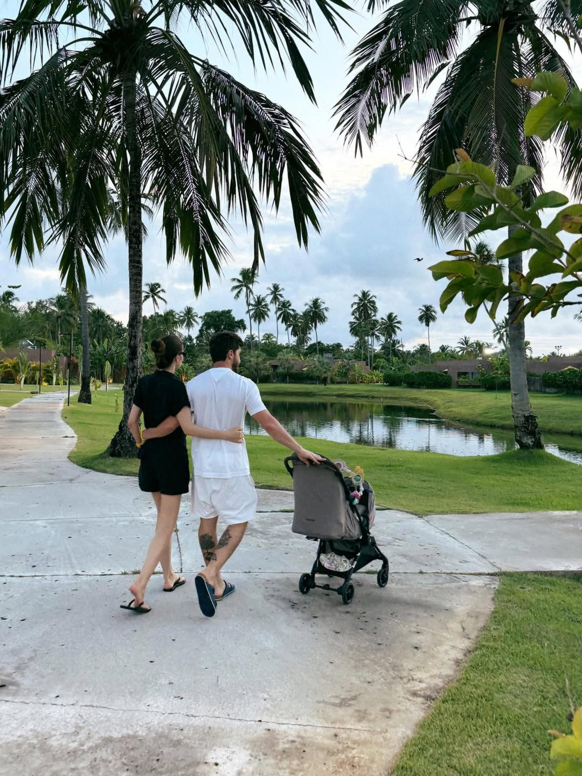 Camila Queiroz e Klebber Toledo encantam com novos cliques ao lado da filha - Reprodução / Instagram