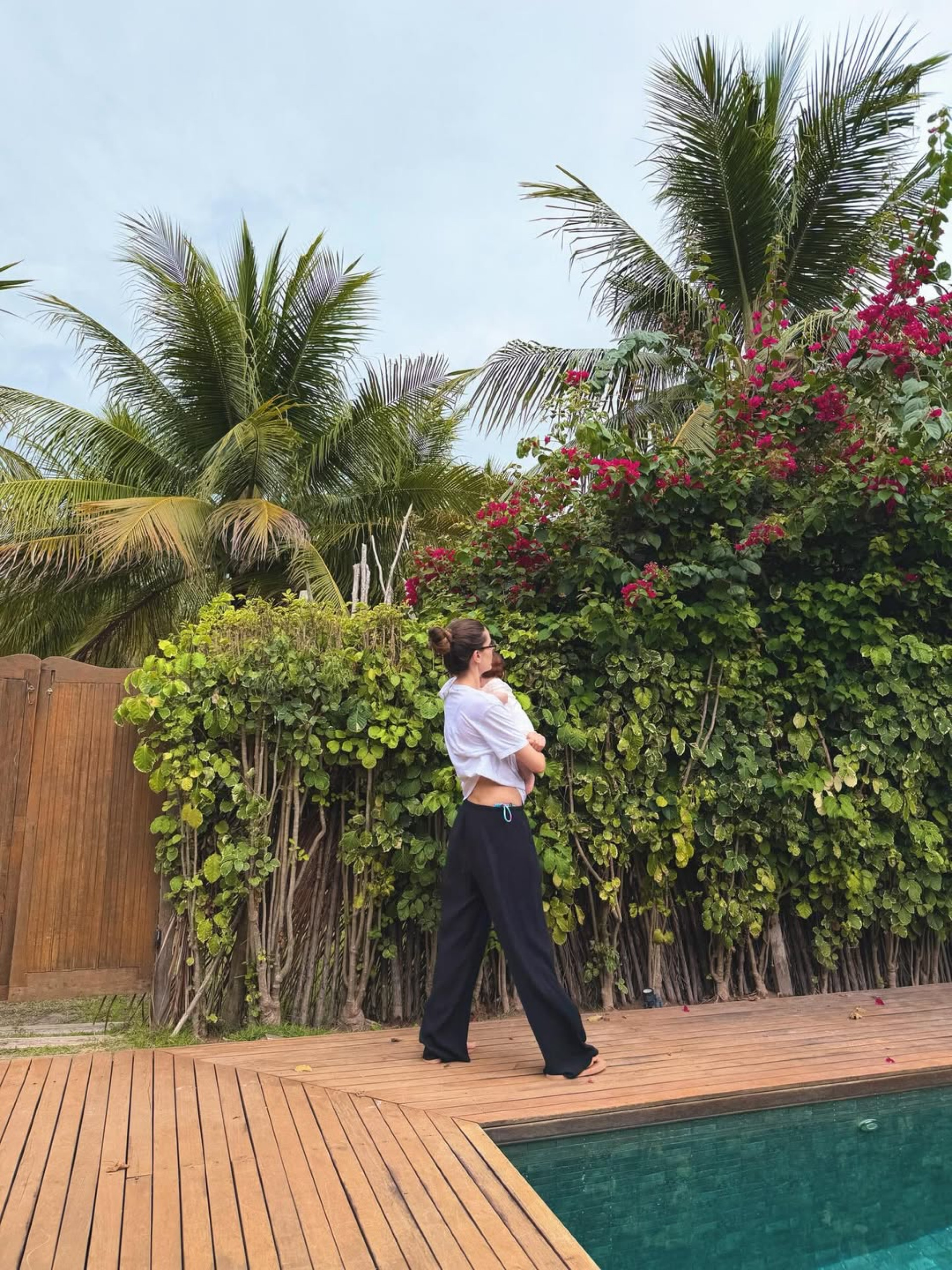 Camila Queiroz e a filha, Clara - Reprodução / Instagram