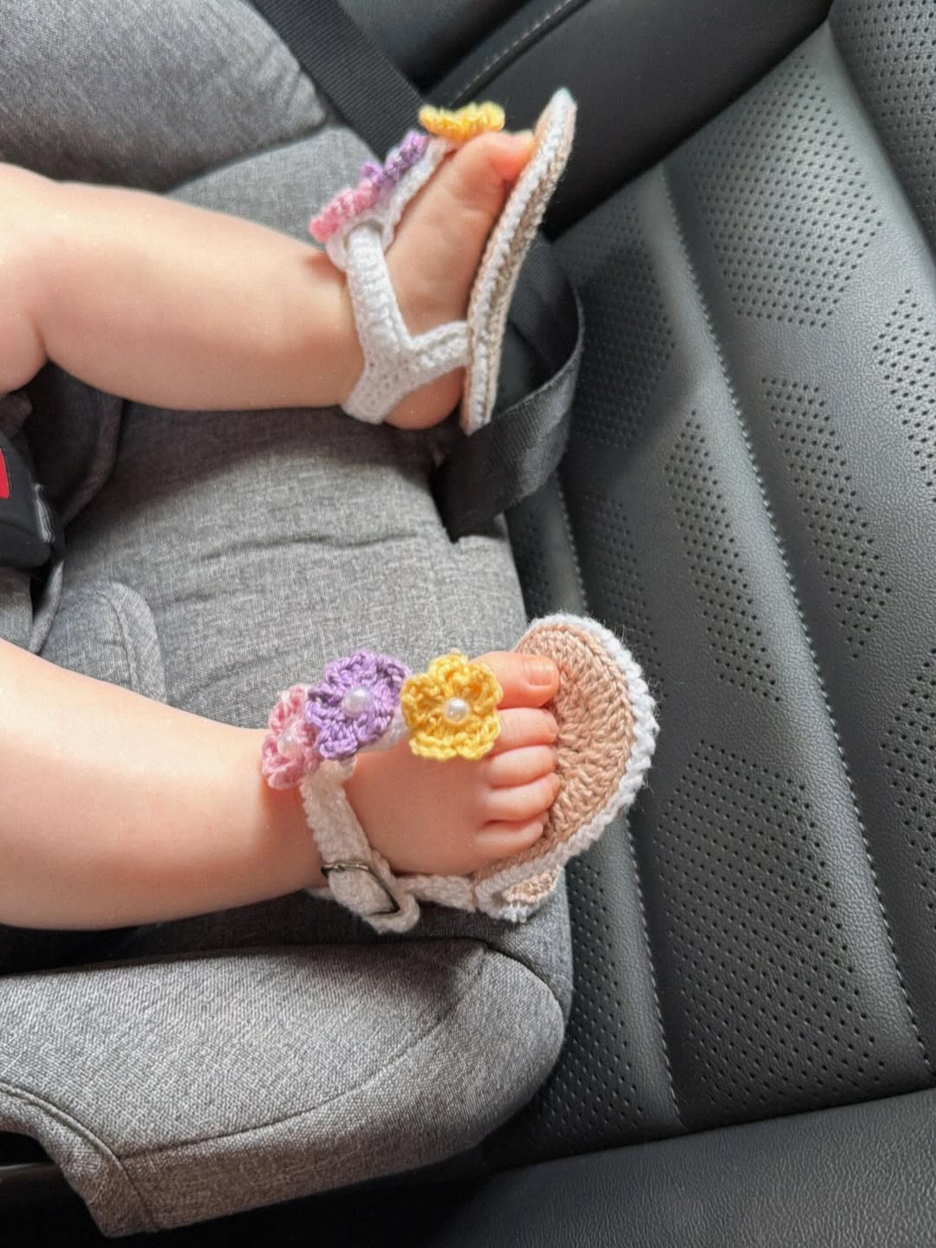 Camila Queiroz mostra pé da filha, Clara - Reprodução / Instagram