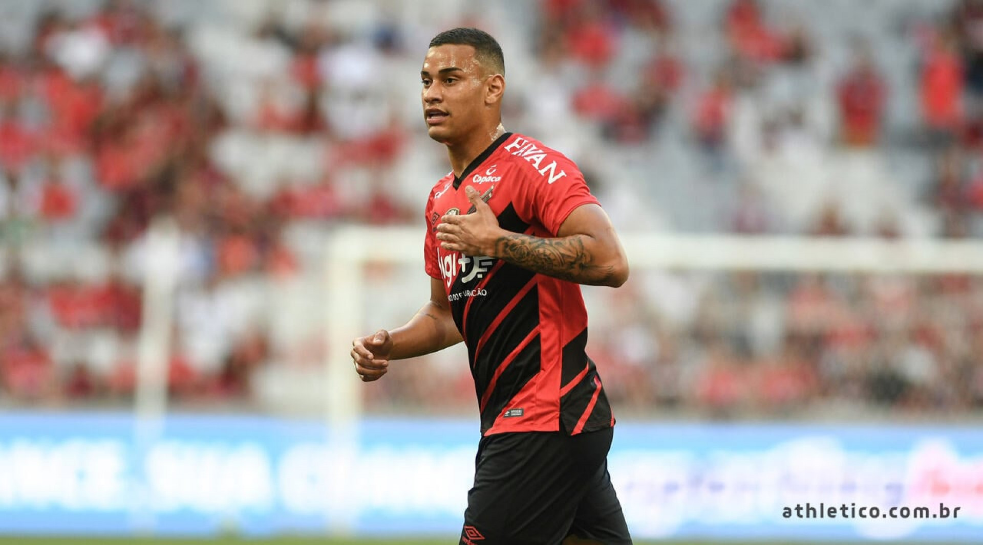 Ex-Athletico coloca equipe na lideran&ccedil;a do futebol japon&ecirc;s