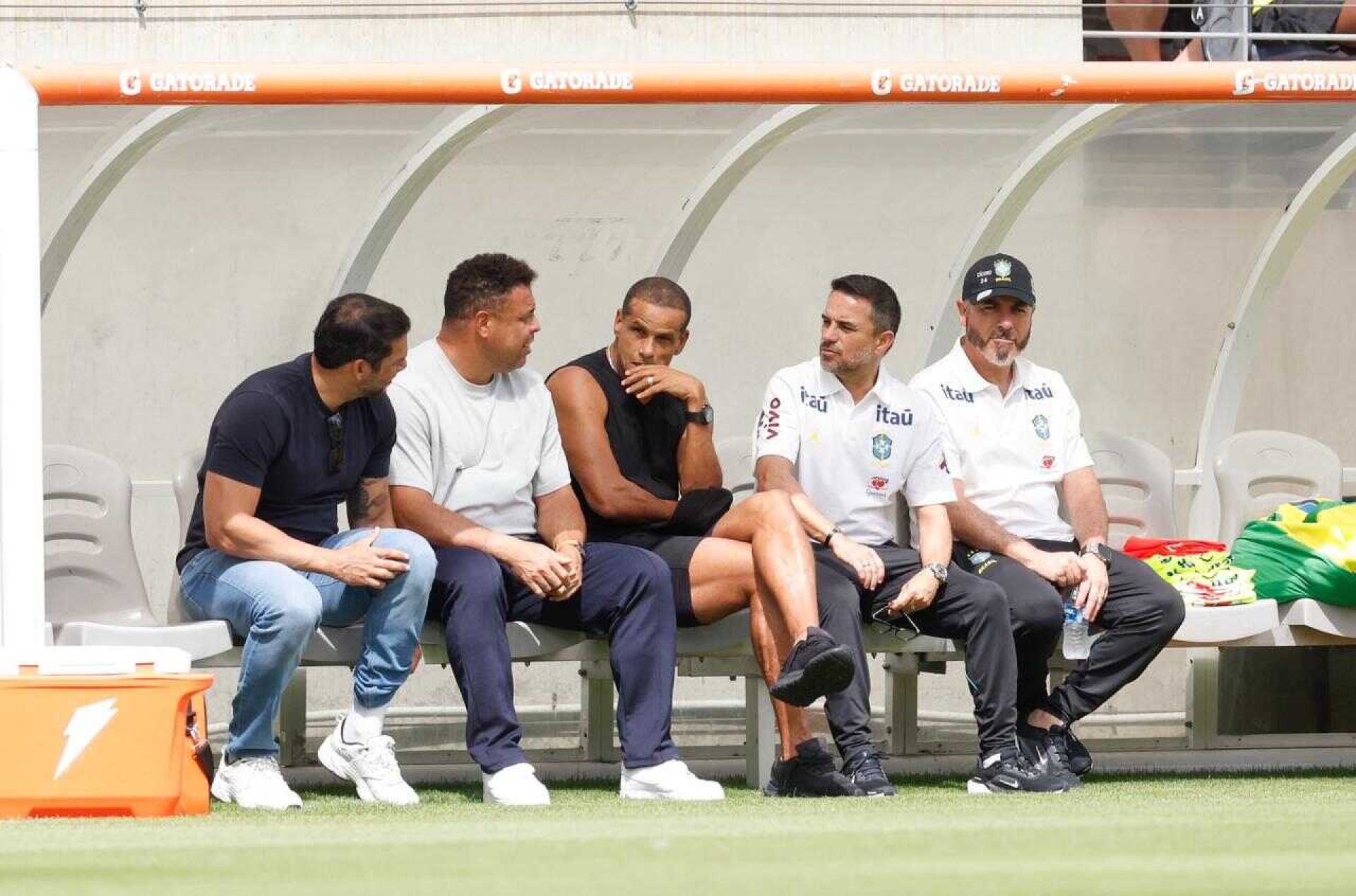 Ronaldo acompanha treino antes de amistoso e v&ecirc; Brasil favorito na Copa