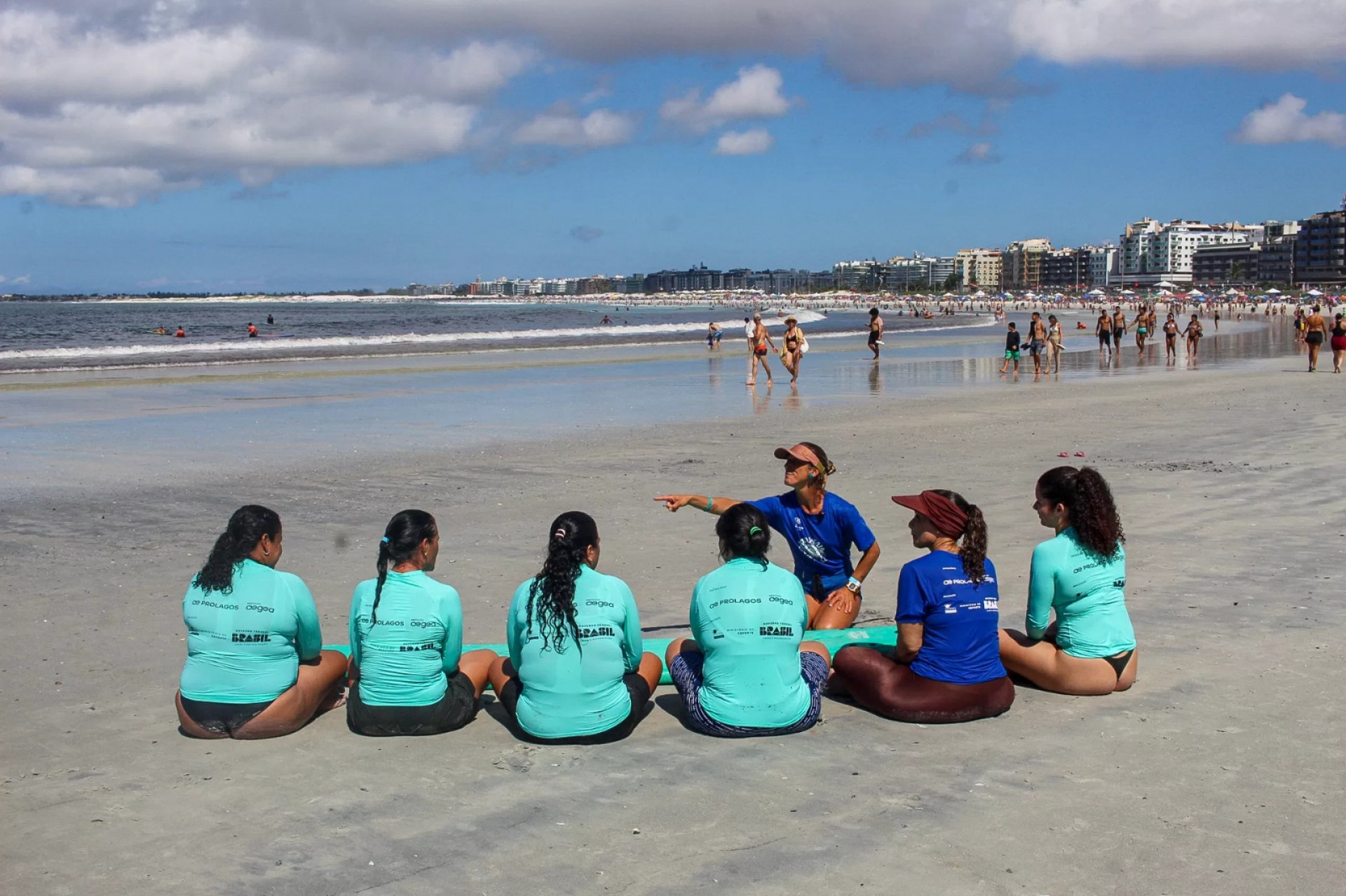 Participantes se reúnem para práticas de conexão pessoal. - Reprodução