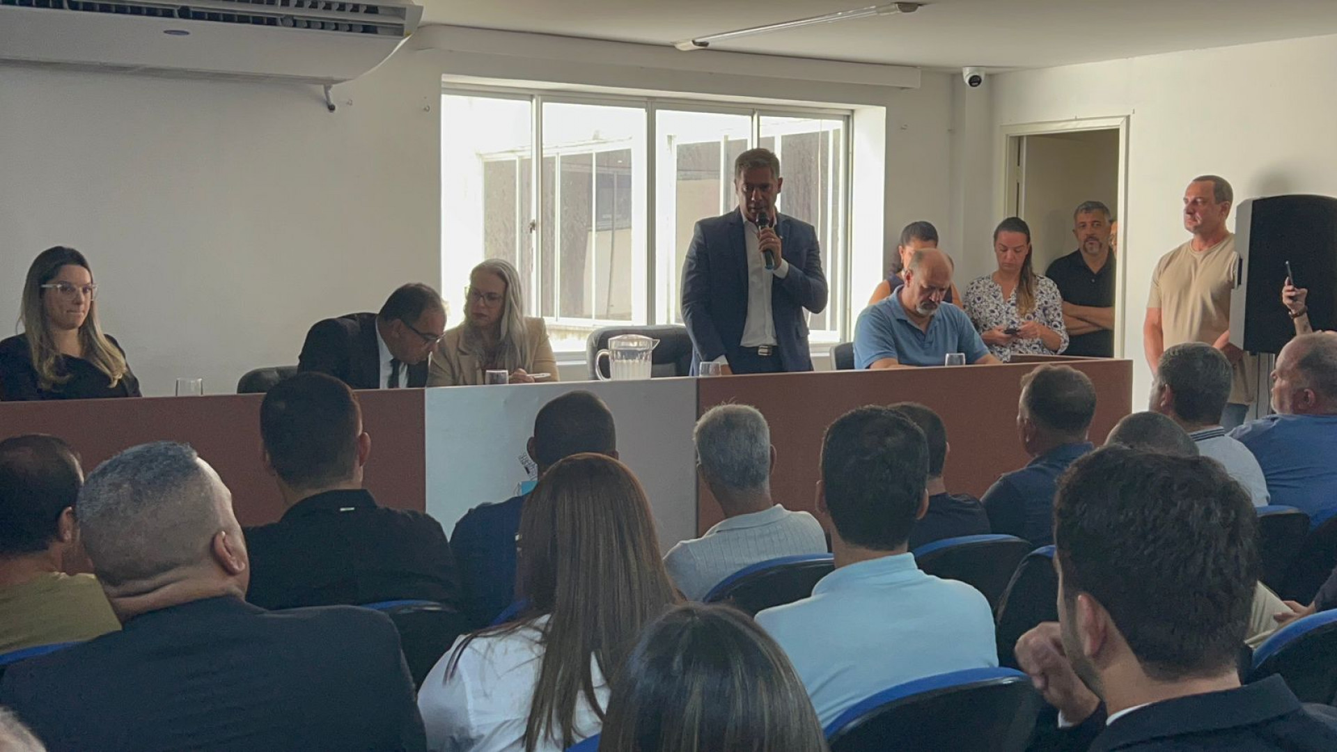 Prefeito anuncia revisão da taxa durante audiência pública em Cabo Frio. - Reprodução/ RC24H