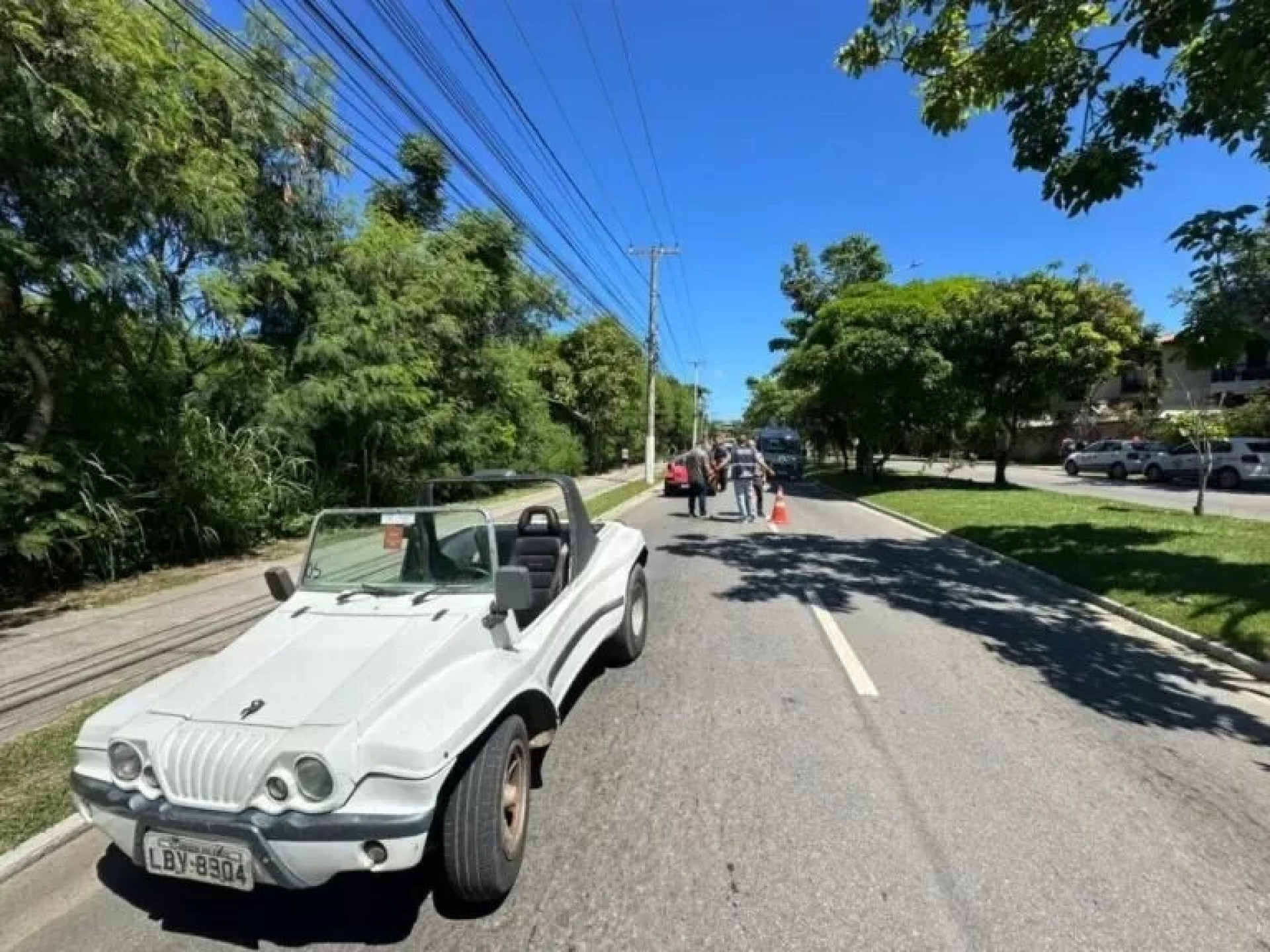 Agentes realizam vistoria em veículos durante fiscalização. - Reprodução