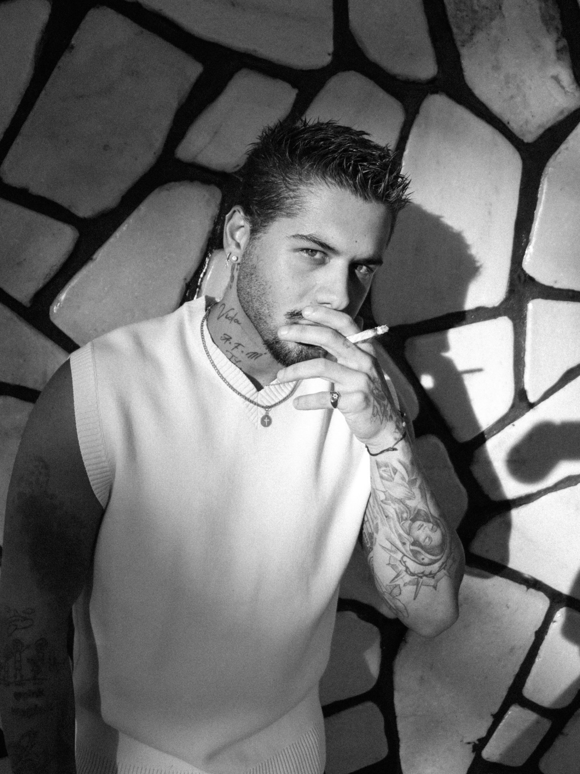 Zé Felipe posta fotos fumando e divide opiniões nas redes: \'Cigarro não\'