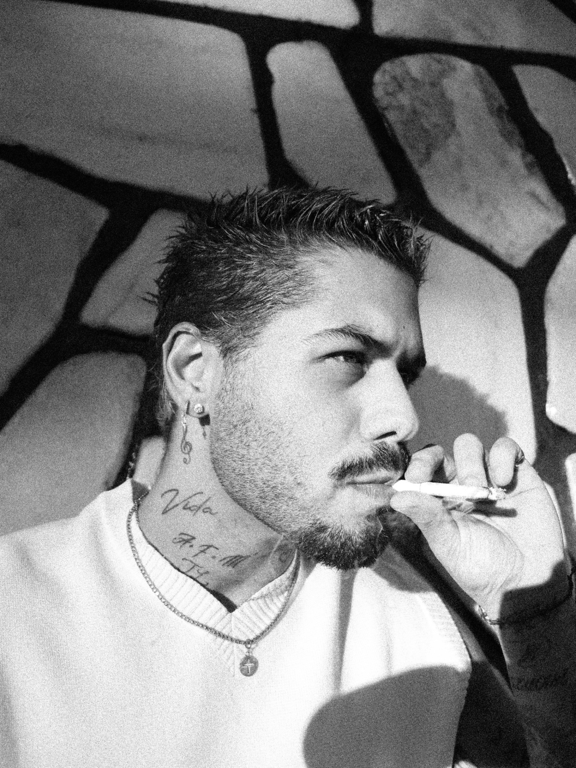 Zé Felipe posta fotos fumando e divide opiniões nas redes: \'Cigarro não\'