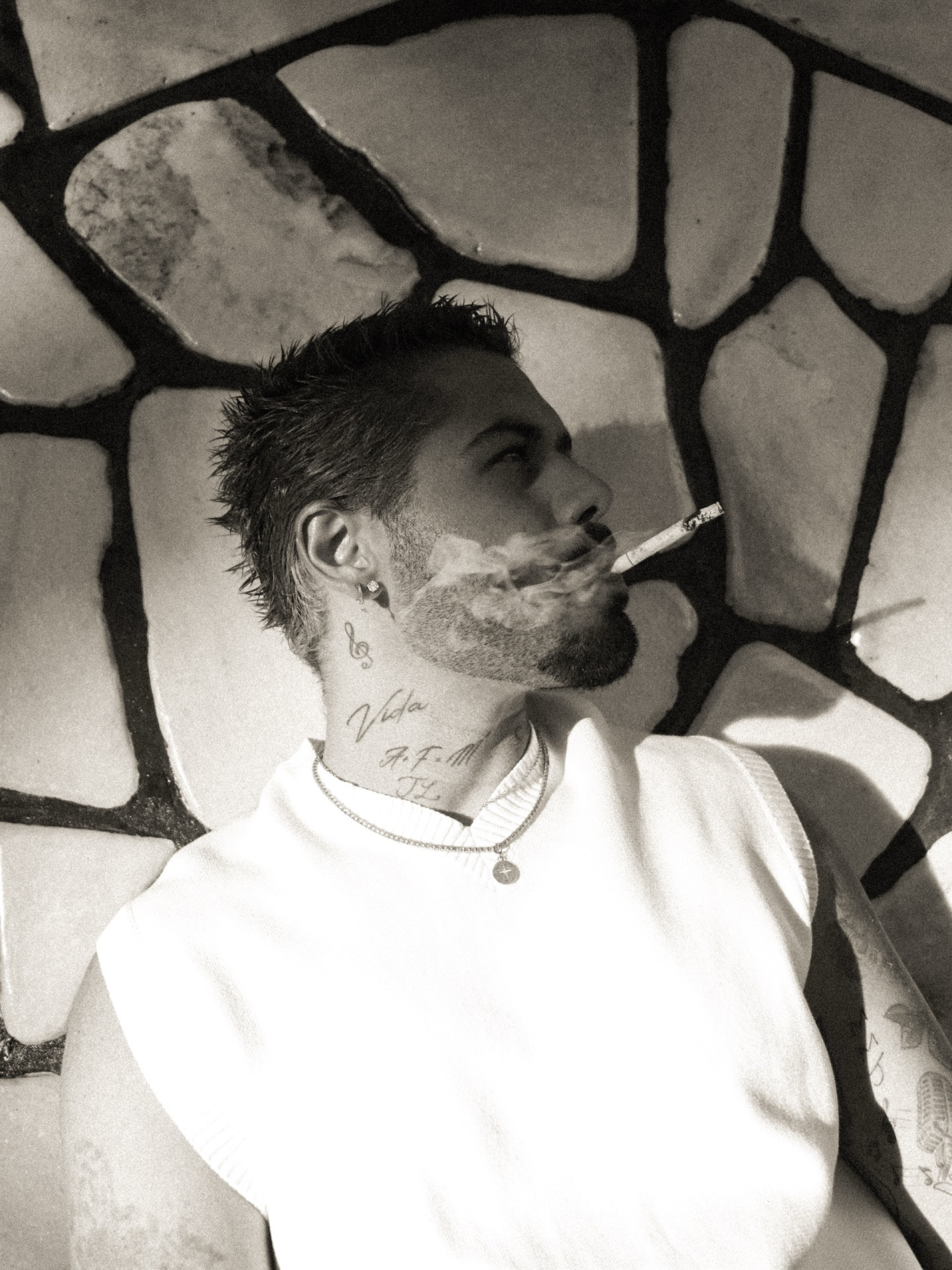 Zé Felipe posta fotos fumando e divide opiniões nas redes: \'Cigarro não\'