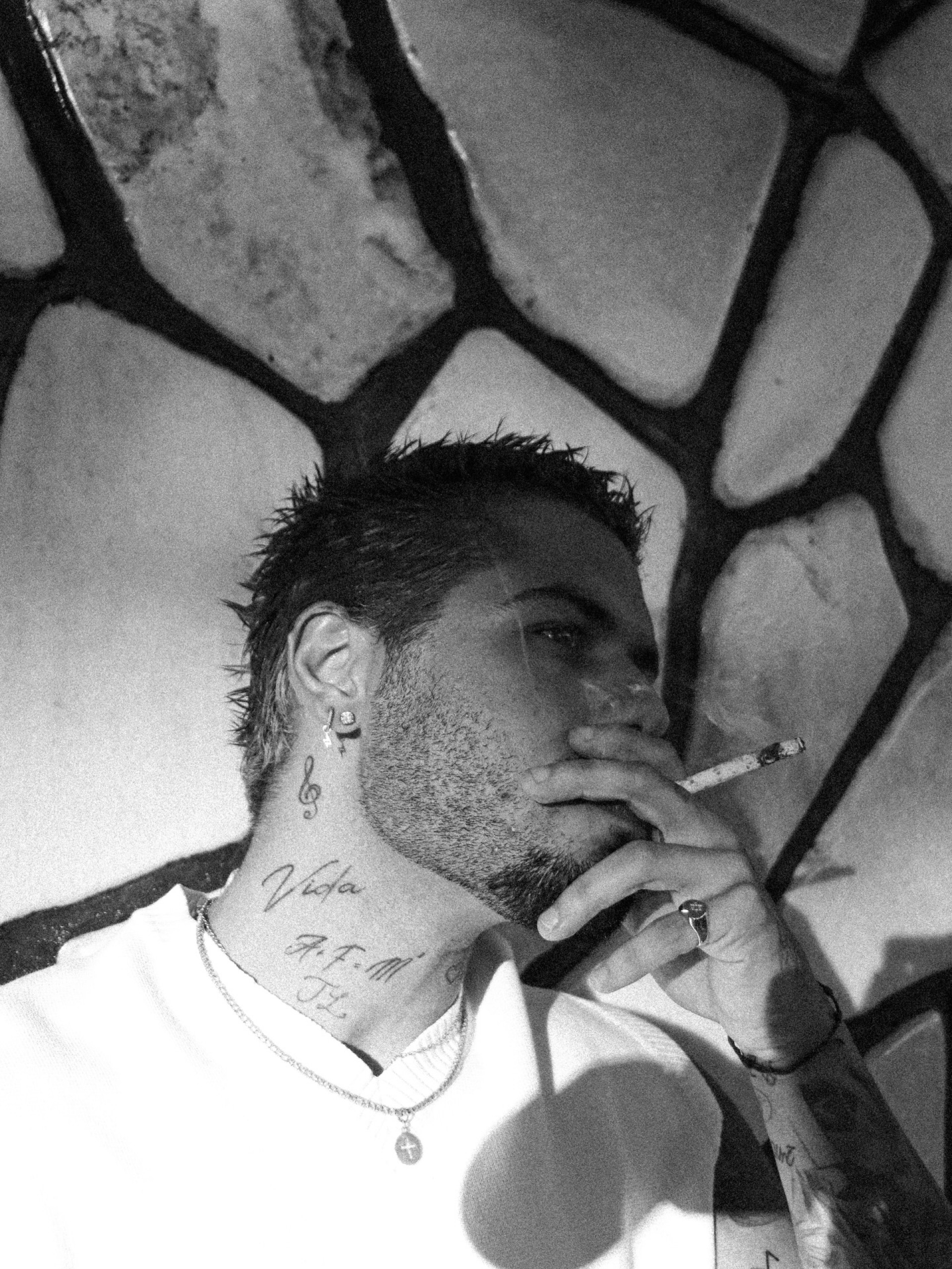 Zé Felipe posta fotos fumando e divide opiniões nas redes: \'Cigarro não\'