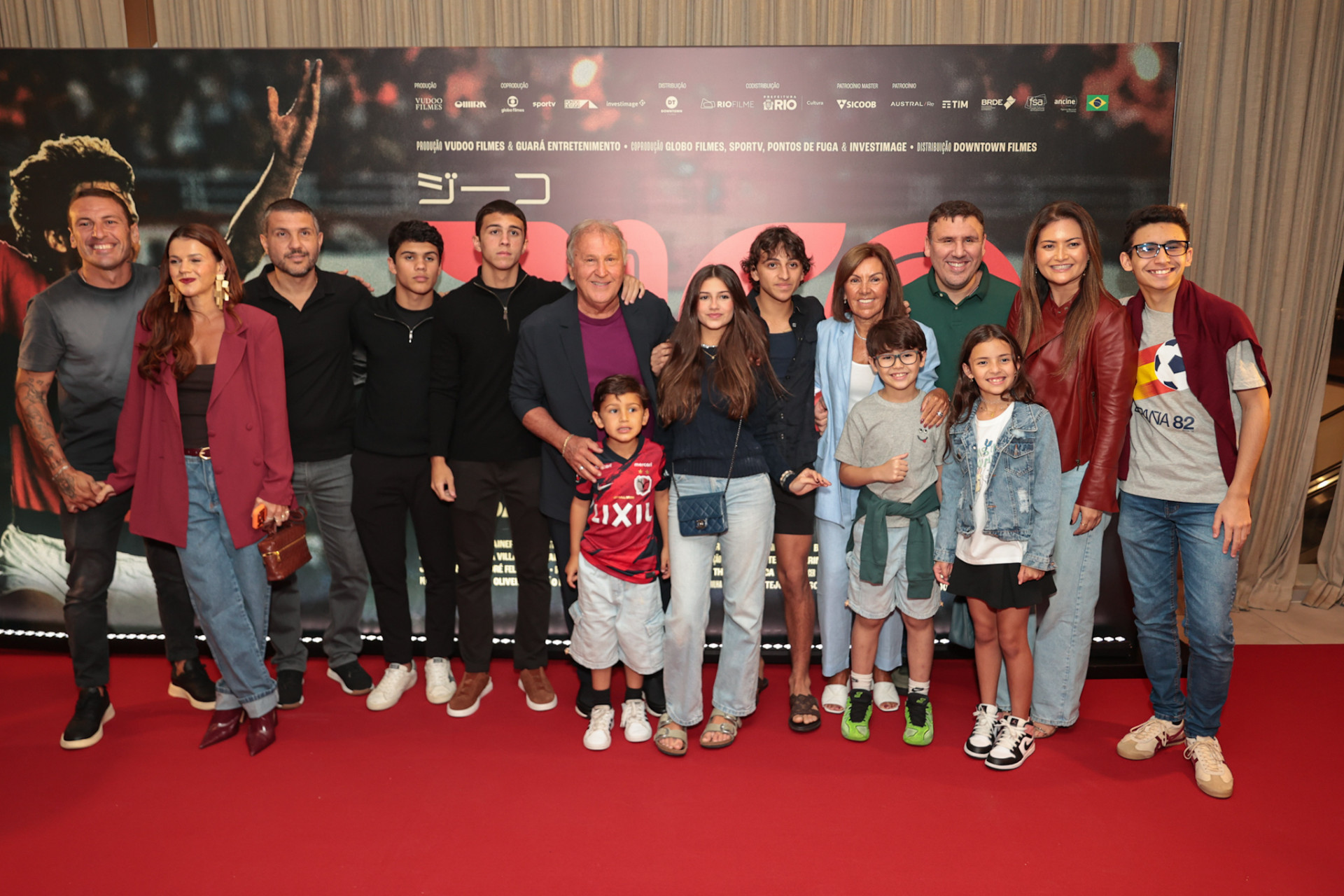 Zico reúne familiares, amigos e jogadores em pré-estreia de filme sobre sua trajetória - Victor Chapetta/BrazilNews
