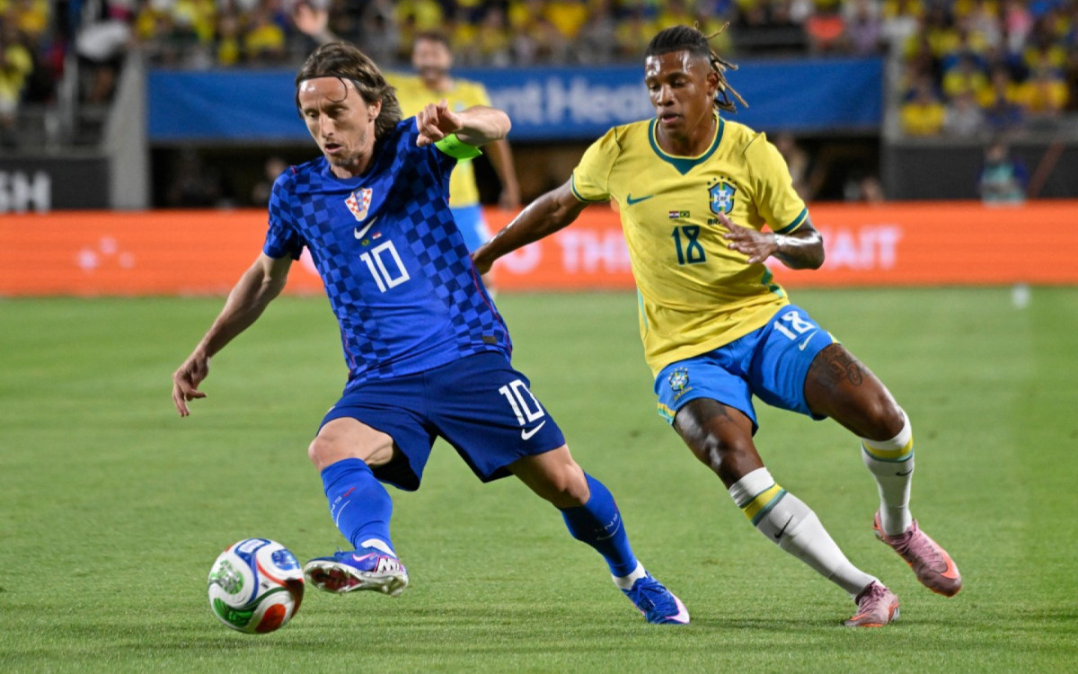 Autor do primeiro gol, o volante Danilo, do Botafogo, marca o craque Luka Modric durante o amistoso Brasil 3 x 1 Croácia, nos Estados Unidos