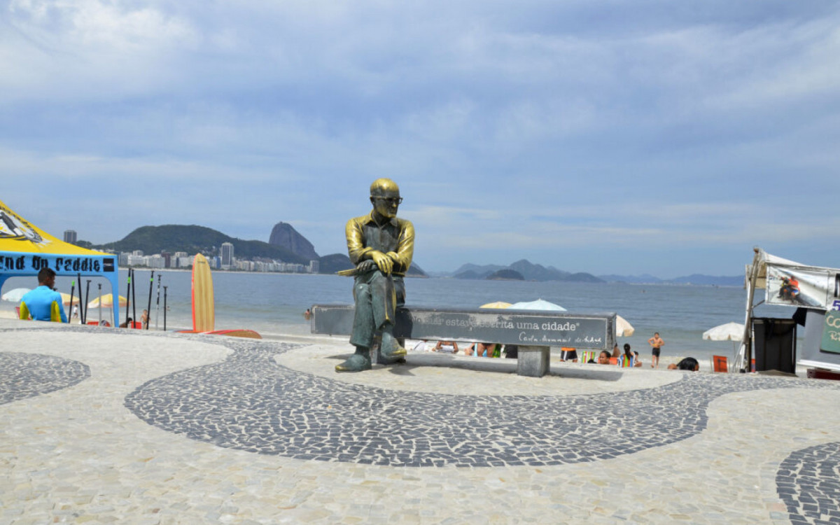 Estátua de Carlos Drummond de Andrade fica em Copacabana