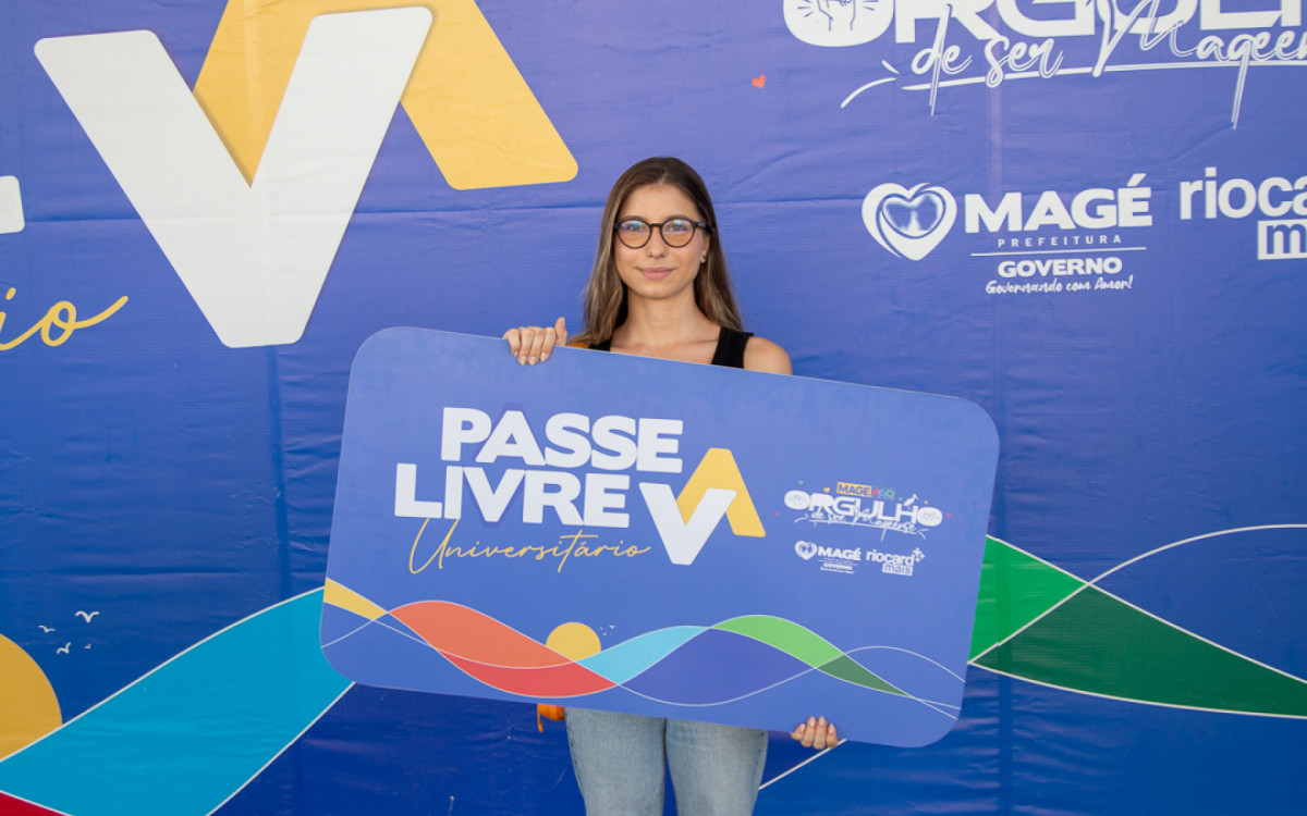 Prefeitura de Magé entrega cartões do Passe Livre Universitário para novos beneficiários
