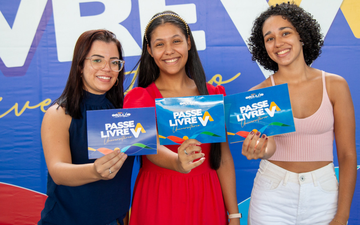 Prefeitura de Magé entrega cartões do Passe Livre Universitário para novos beneficiários
