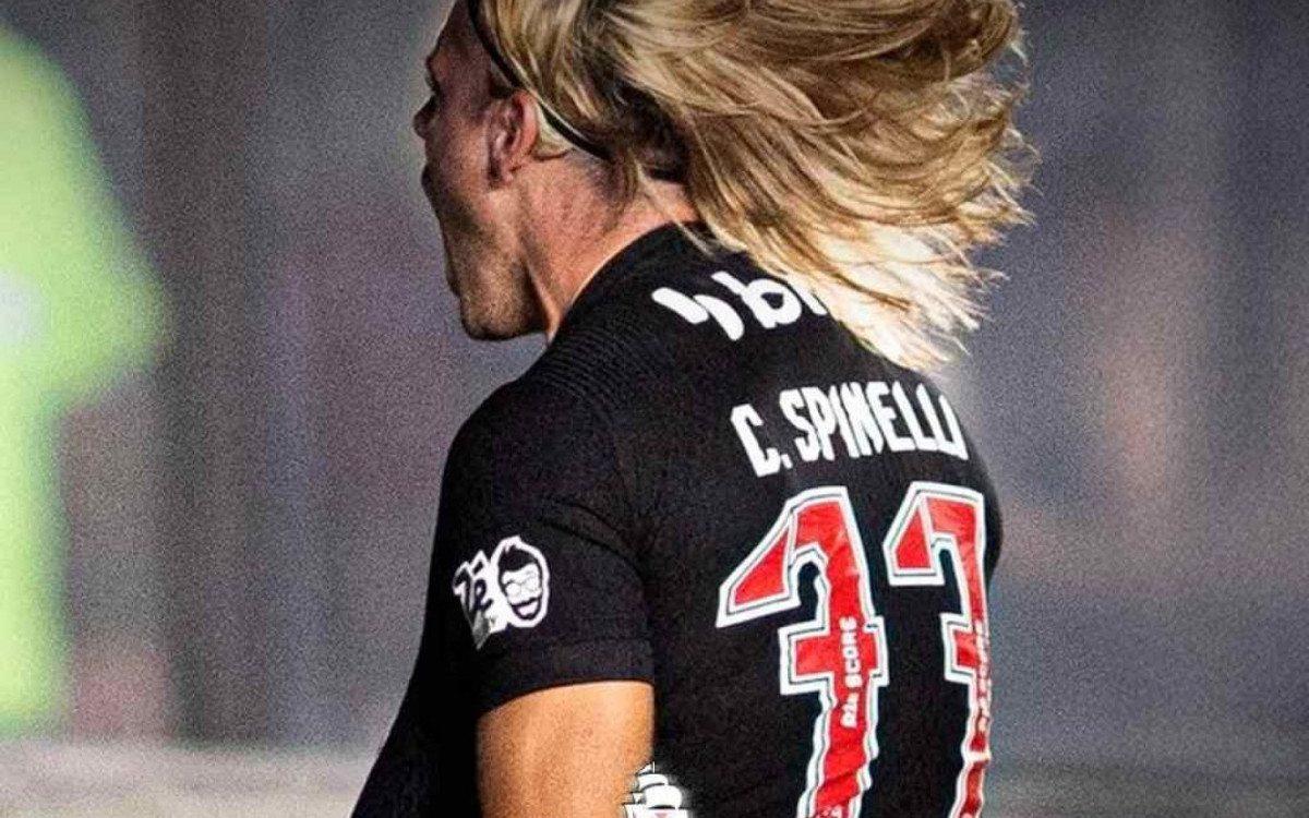 Spinelli machuca tornozelo e vira desfalque do Vasco contra o Coritiba