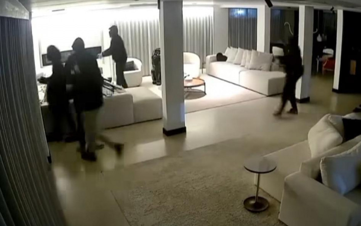 Criminosos com fuzis e pistolas invadiram o imóvel durante a madrugada