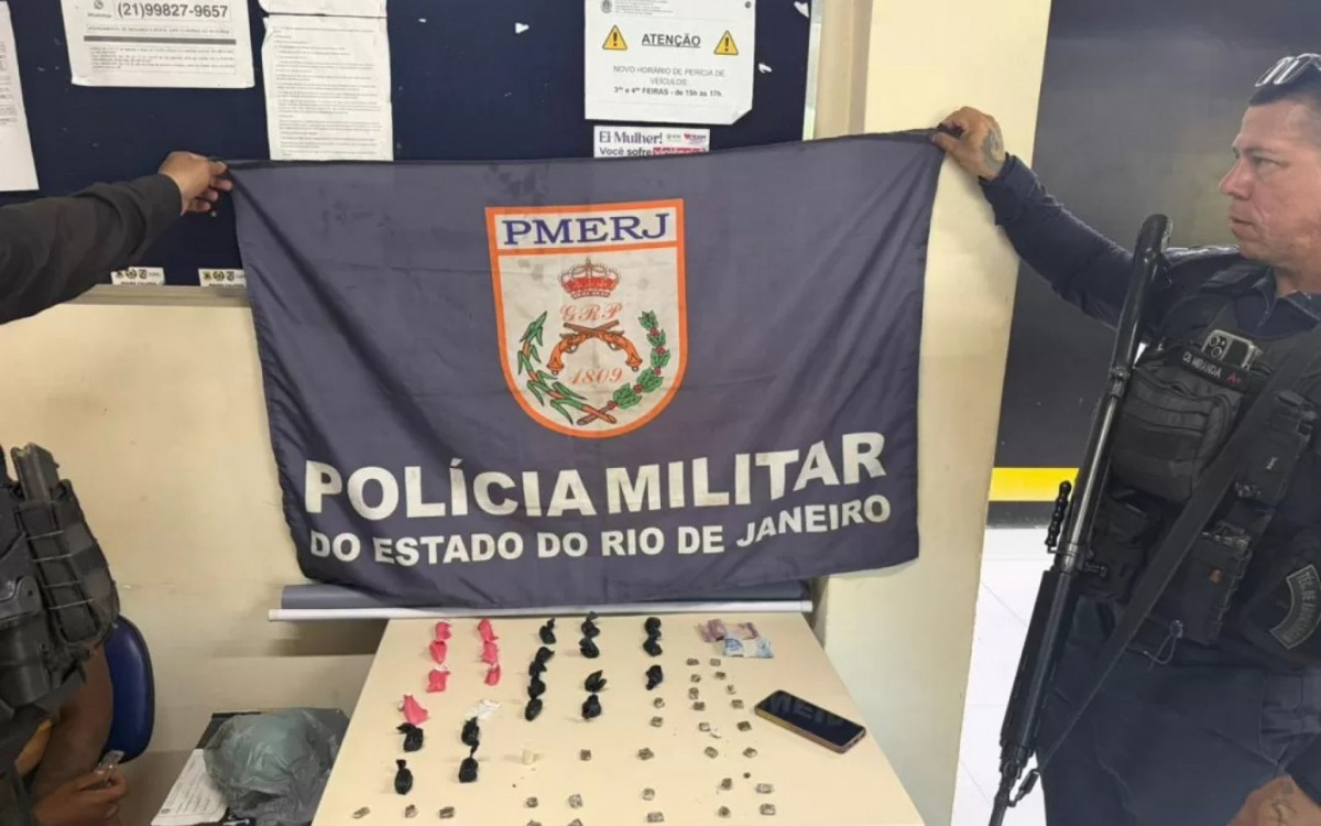 Mulher é presa por tráfico de drogas em Búzios durante ação policial.