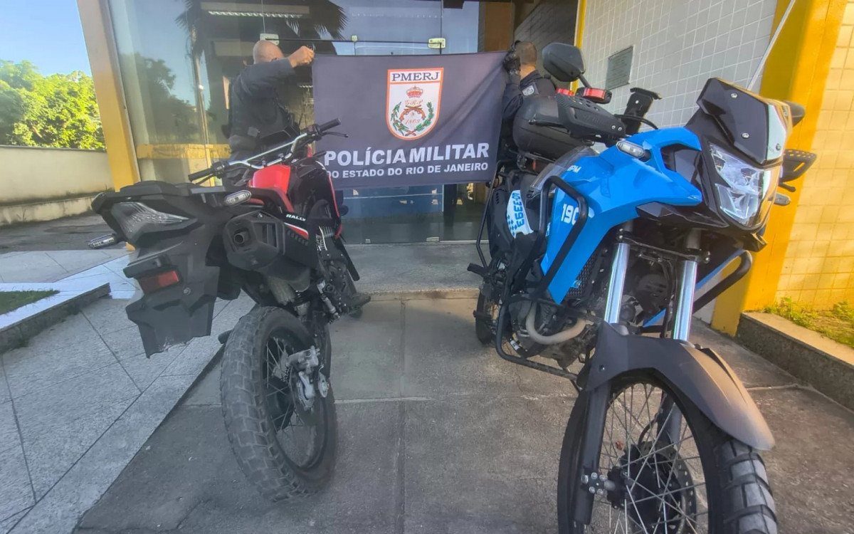 Durante a abordagem, os agentes realizaram consulta das numerações de chassi e motor no sistema da PMERJ.