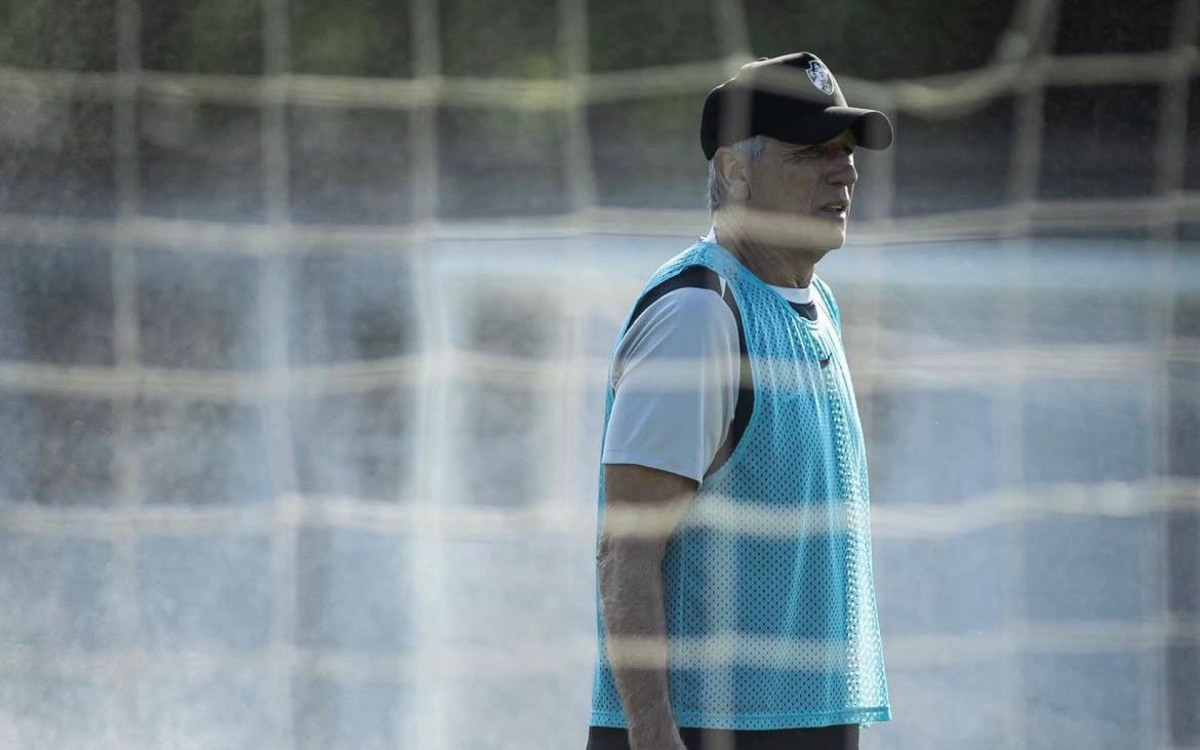Renato vive dilema com ataque do Vasco e ainda busca equilíbrio defensivo