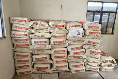 Polícia e Frente da Alerj estouram depósito de farinha em Caxias