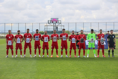 Jogadores da seleção do Irã homenageiam crianças vítimas da guerra