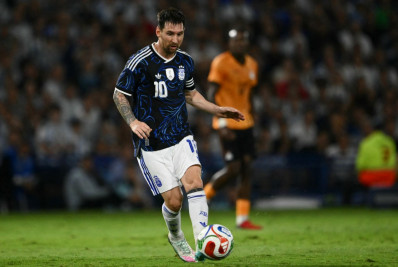 Em possível último jogo oficial pela Argentina no país, Messi brilha diante da Zâmbia