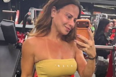 Viviane Araujo mostra abdômen definido em treino