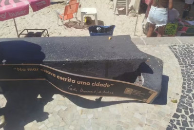 Turista danifica banco de estátua do Drummond, em Copacabana, ao tentar quebrar coco