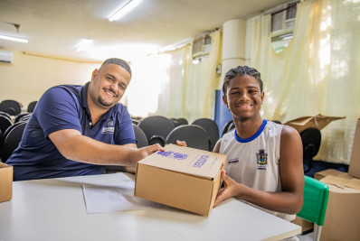 Mesquita finaliza entrega de kits de escolares para alunos da rede de ensino
