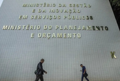 Lei reestrutura carreiras no Executivo e cria mais de 24 mil cargos