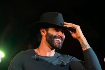 Gusttavo Lima surge sem aliança em show, é questionado por fã e expõe motivo
