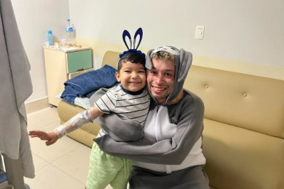 Coelho da Páscoa visita crianças internadas em hospital de Caxias