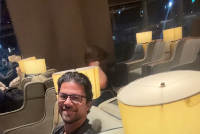 Juliana Paes embarca com marido para realizar sonho antigo