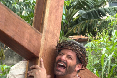 Figurino de Henri Castelli pega fogo durante encenação da 'Paixão de Cristo'