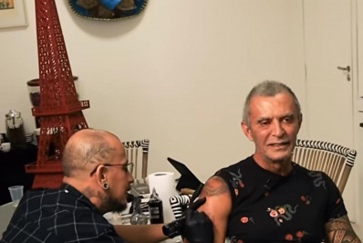 Vídeo! Paulo Barros faz tatuagem em homenagem à Portela