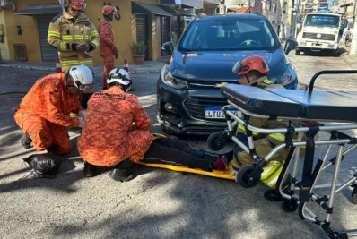Idosa fica ferida após acidente com moto e carro no Centro de Cabo Frio