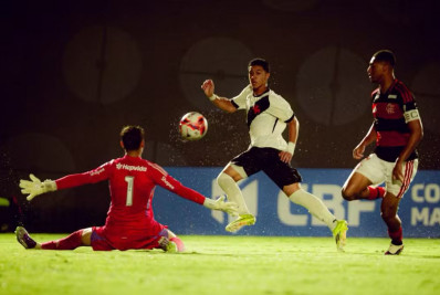 Sob olhares de Renato Gaúcho, Andrey Fernandes pede passagem no Vasco