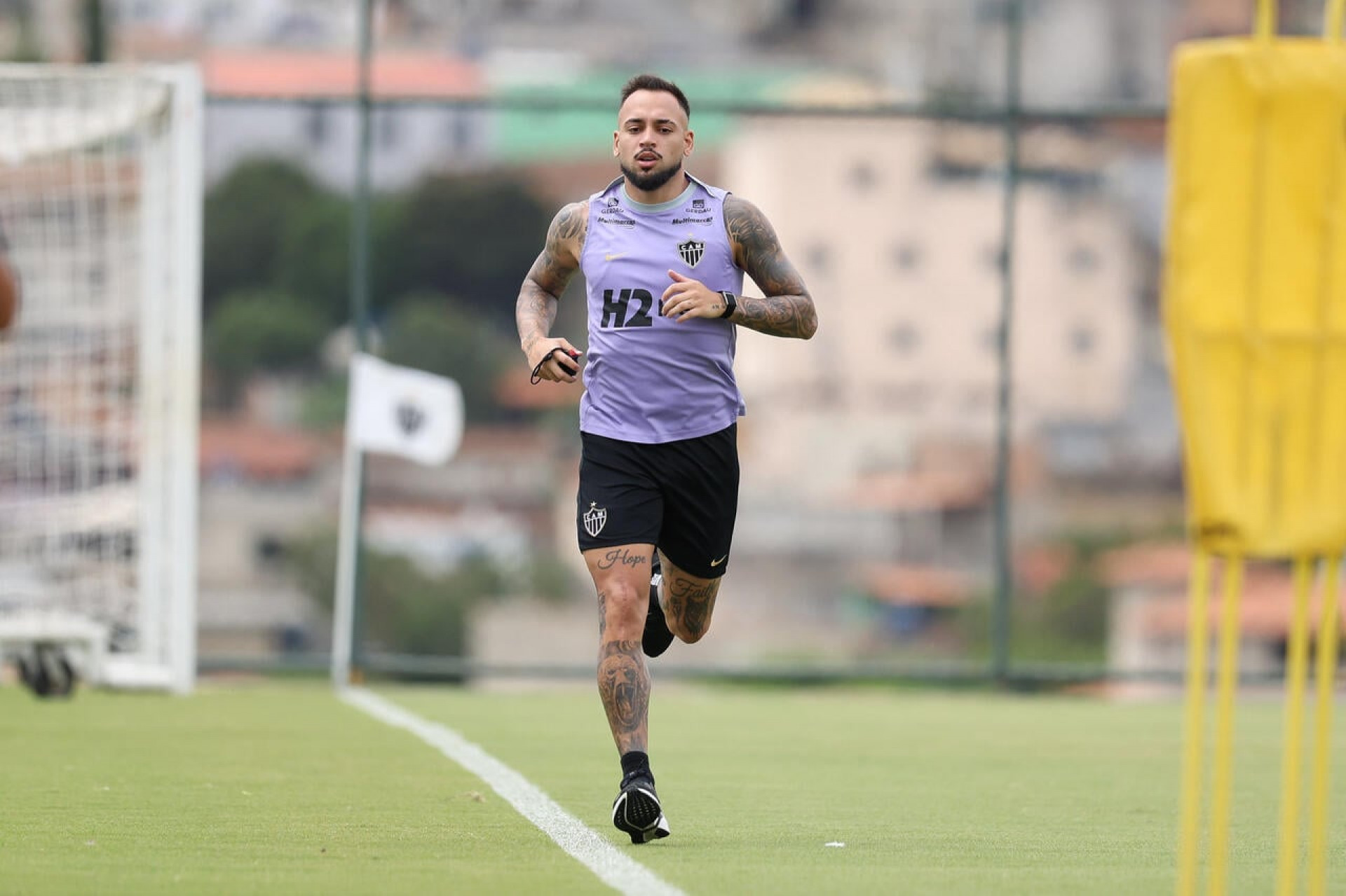 Maycon participa de treino e fica perto de voltar ao Atl&eacute;tico