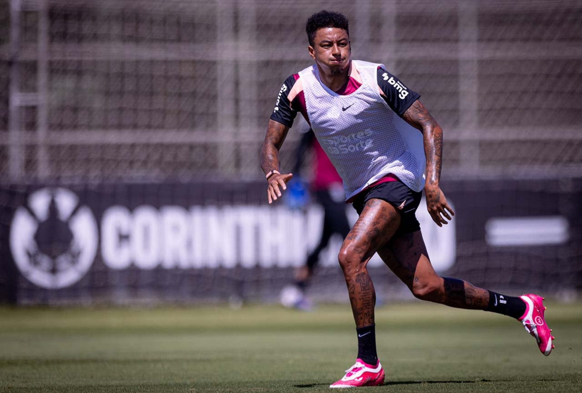 Com Lingard e seis baixas, Corinthians define time para pegar o Fluminense