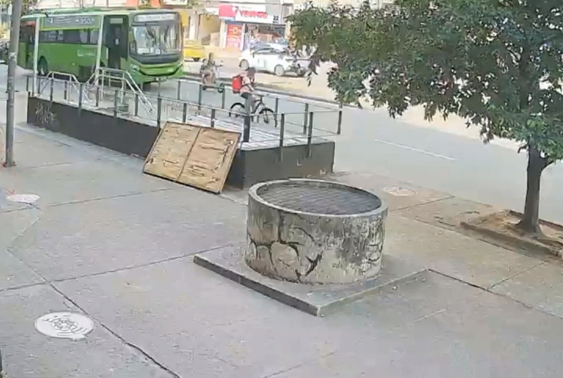 Vídeo flagra momento do acidente com bicicleta elétrica que deixou mãe e filho mortos na Tijuca