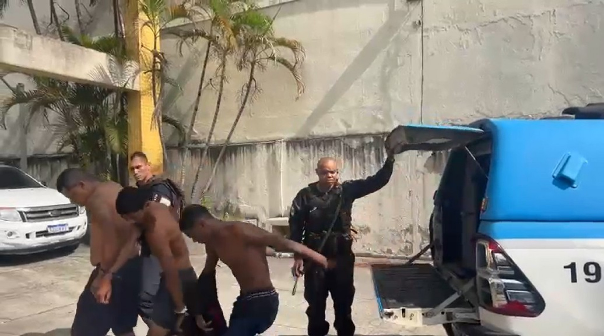 Suspeitos foram levados para a 37&ordf; DP (Ilha do Governador) - Divulga&ccedil;&atilde;o