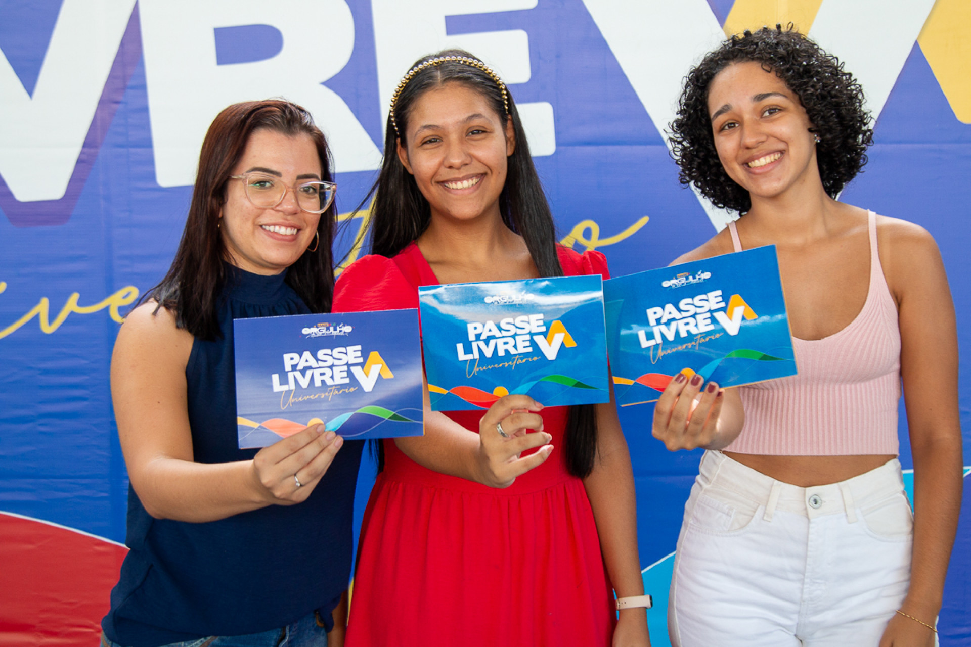 Magé entrega cartões do Passe Livre Universitário para novos beneficiários