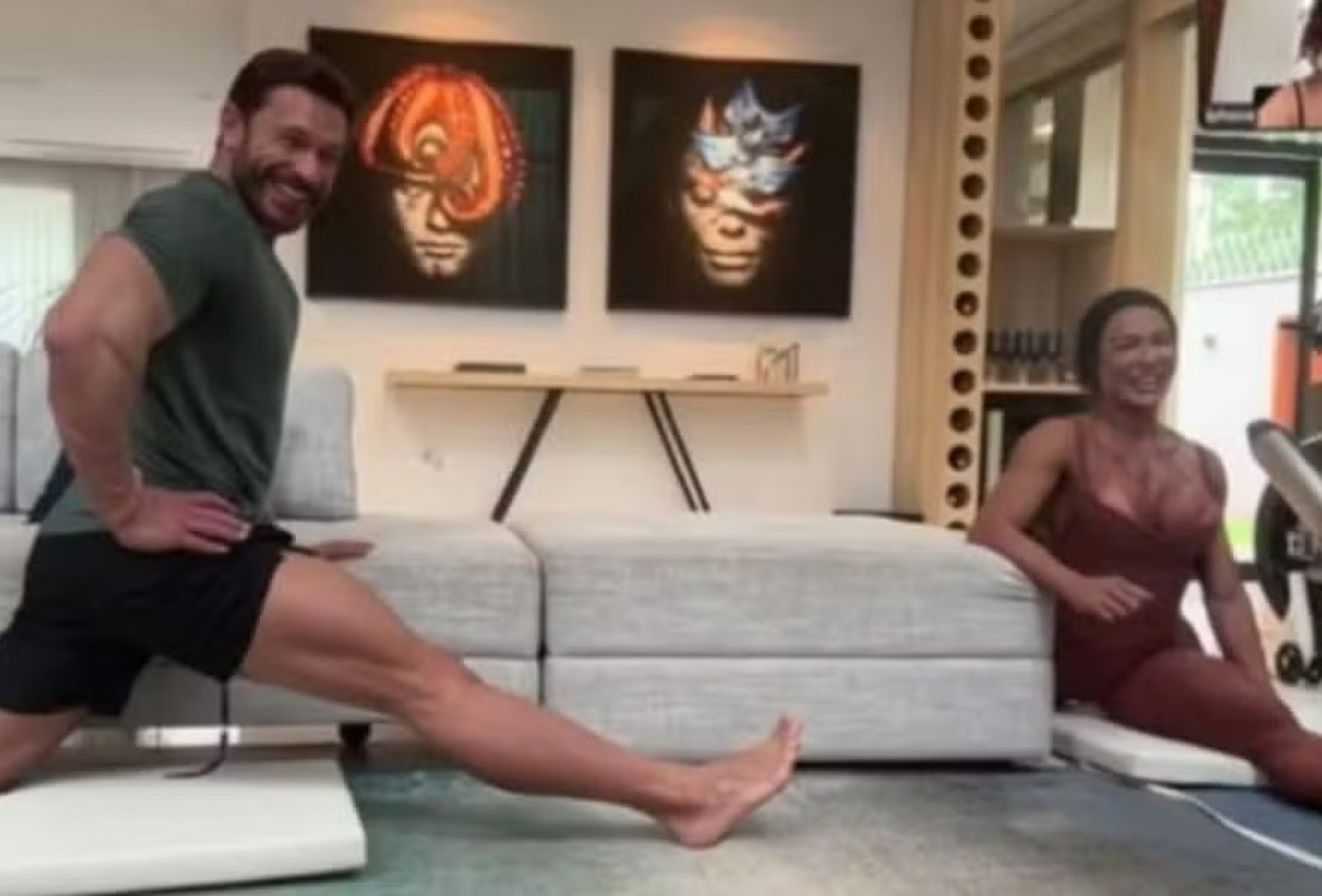 Gracyanne Barbosa treina com namorado e impressiona em aula de flexibilidade