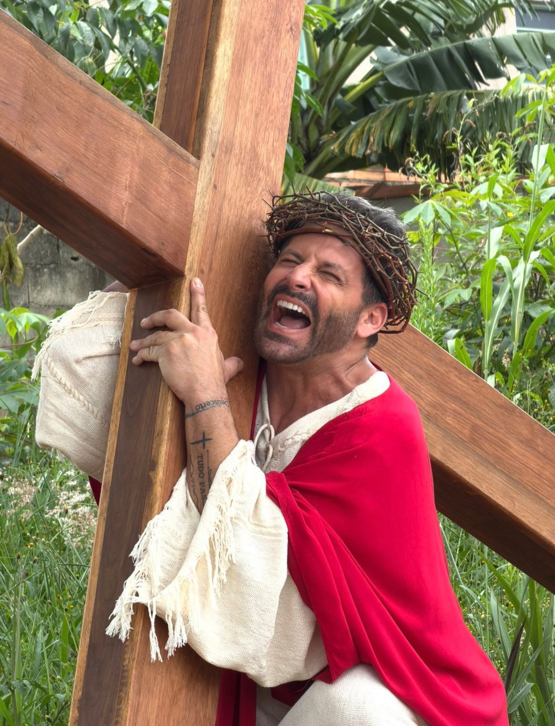 Henri Castelli tem figurino incendiado durante peça 'A Paixão de Cristo' - Divulgação