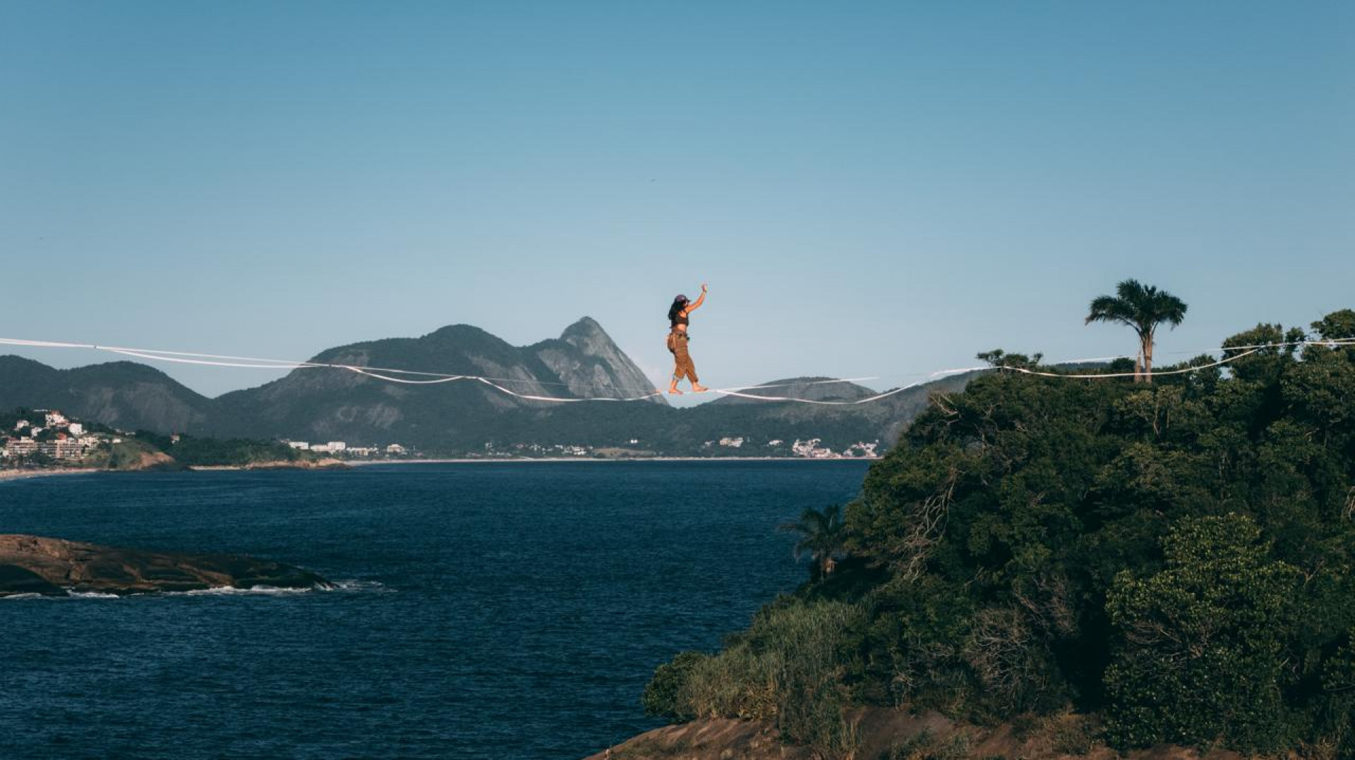 Atletas do Highline convidam para uma experiência única em Niterói