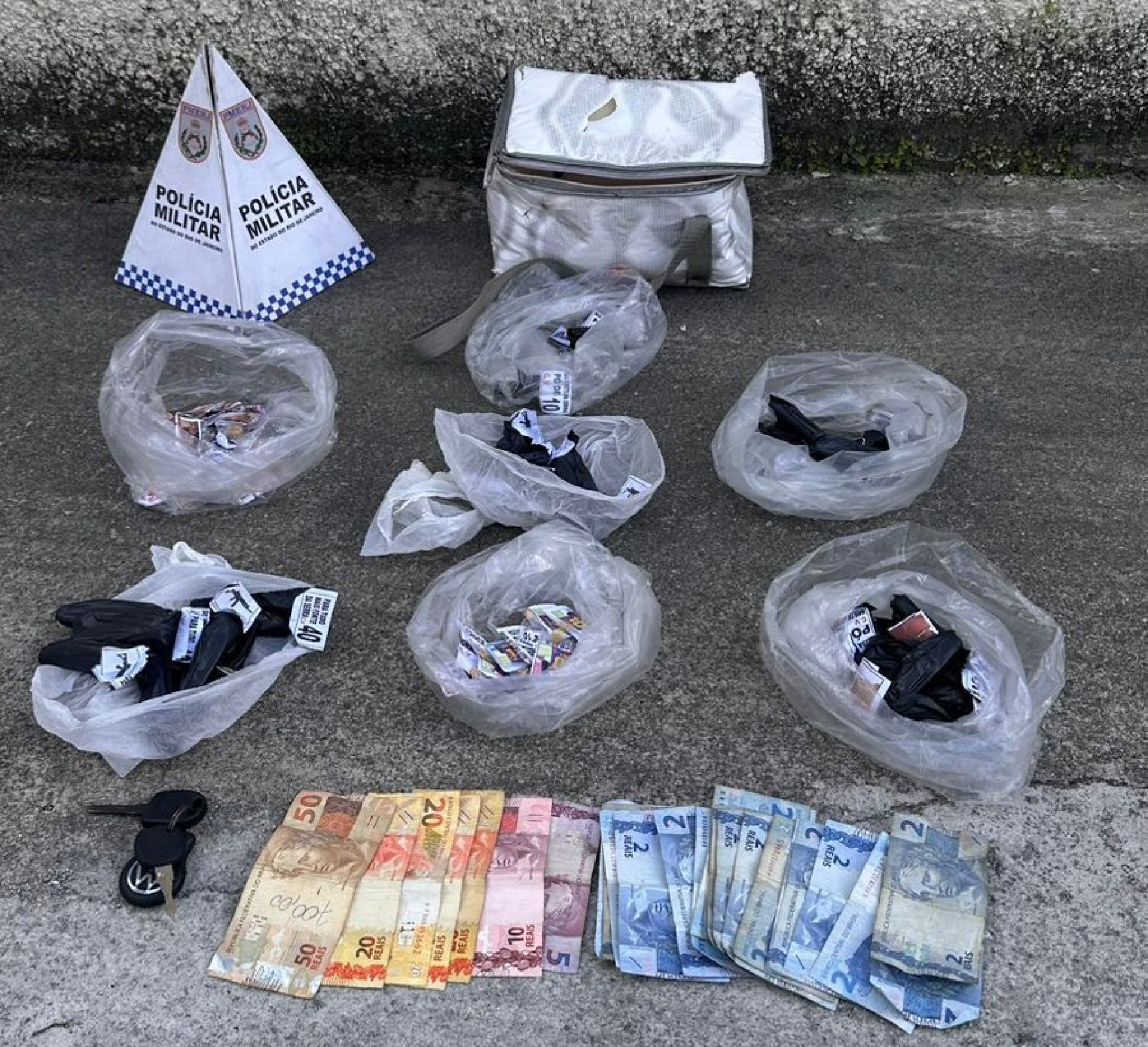 Ação com troca de tiros termina com policial baleado e homem preso por tráfico de drogas