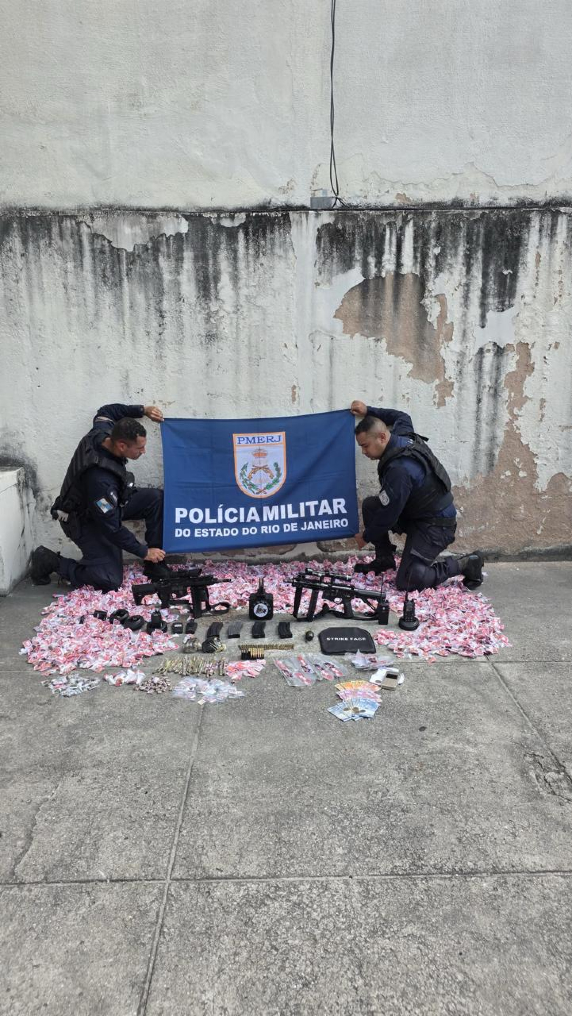 Fuzis, granada e drogas tamb&eacute;m foram apreendidos
 - Divulga&ccedil;&atilde;o