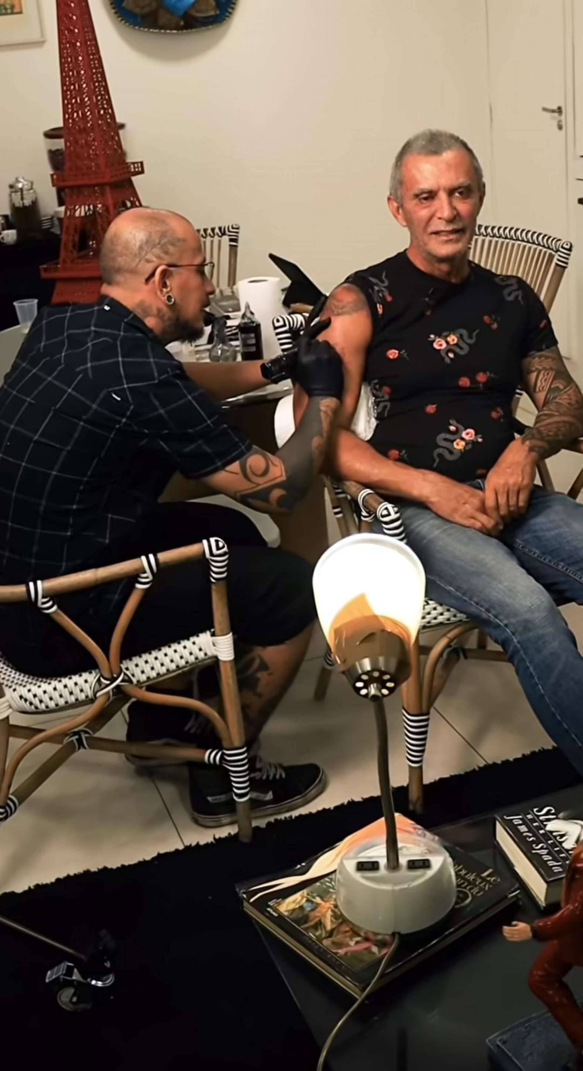 Vídeo! Paulo Barros faz tatuagem em homenagem à Portela - Reprodução de vídeo / Instagram