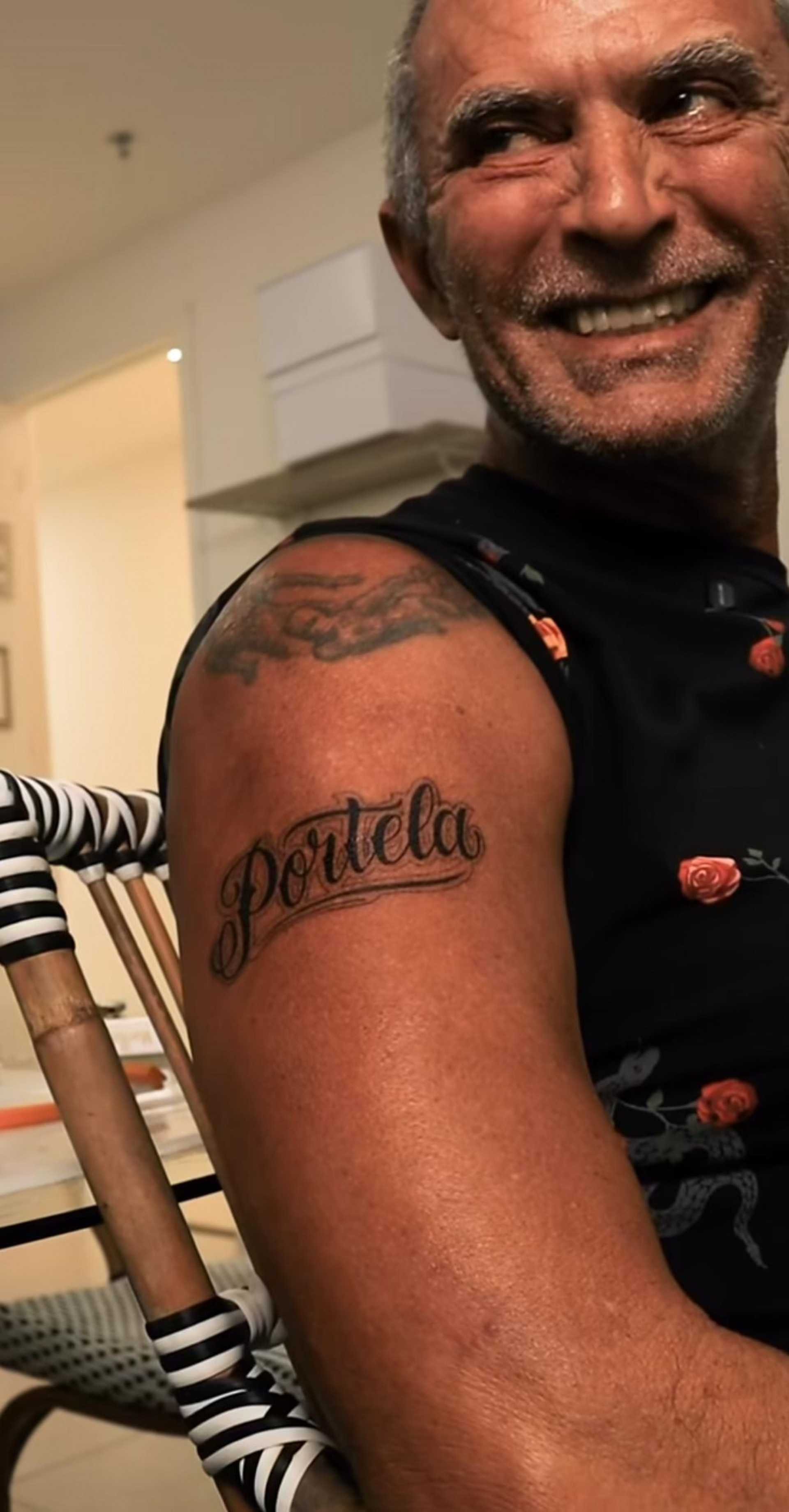 Paulo Barros tatua nome da Portela - Reprodução de vídeo / Instagram